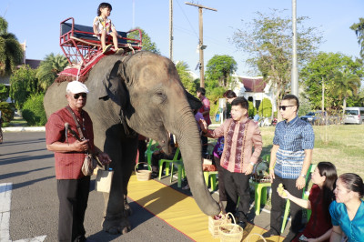 วันที่ 27 เมษายน 2567 ร่วมโครงการ “ผู้ว่าฯ พาแต่งผ้าไทย ... พารามิเตอร์รูปภาพ 1