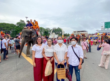 วันที่ 1 สิงหาคม 2566 ร่วมพิธีทำบุญตักบาตรบนหลังช้าง ... พารามิเตอร์รูปภาพ 2